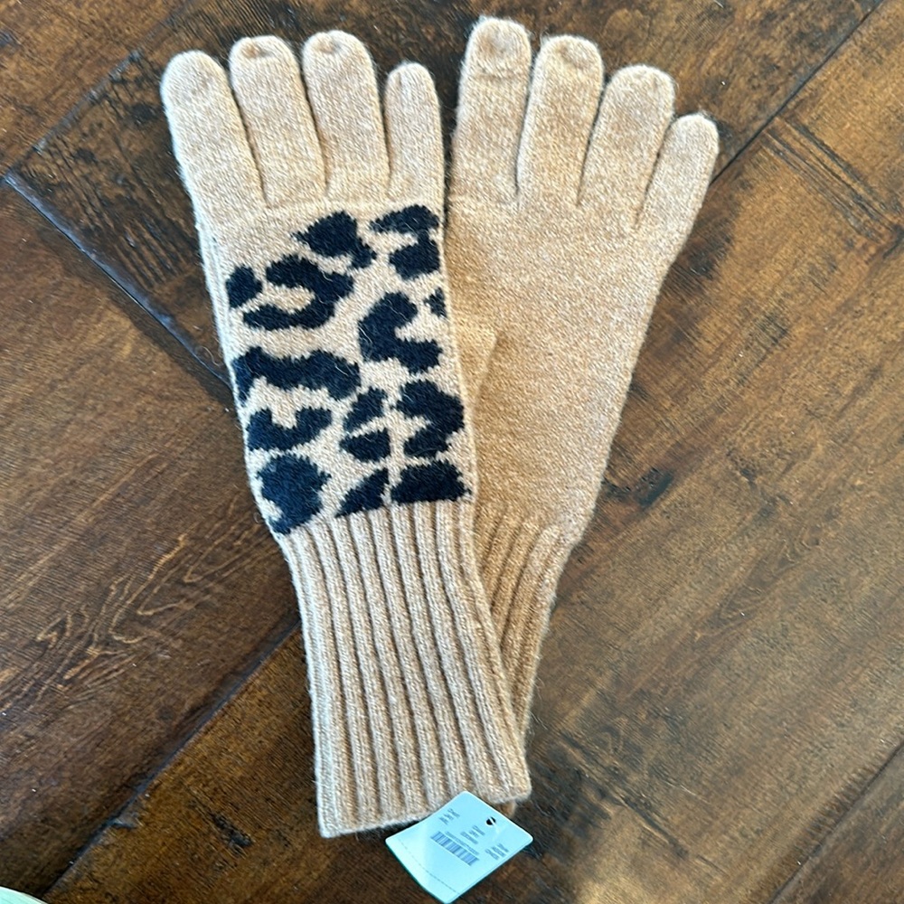 JCrew Supersoft Leopard Texting Gloves. NWT. One size.